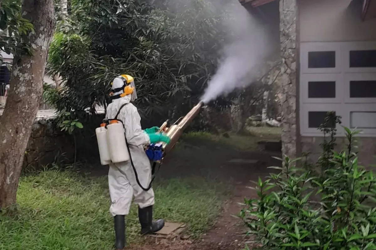JuKaro specialist carrying out a fumigation treatment